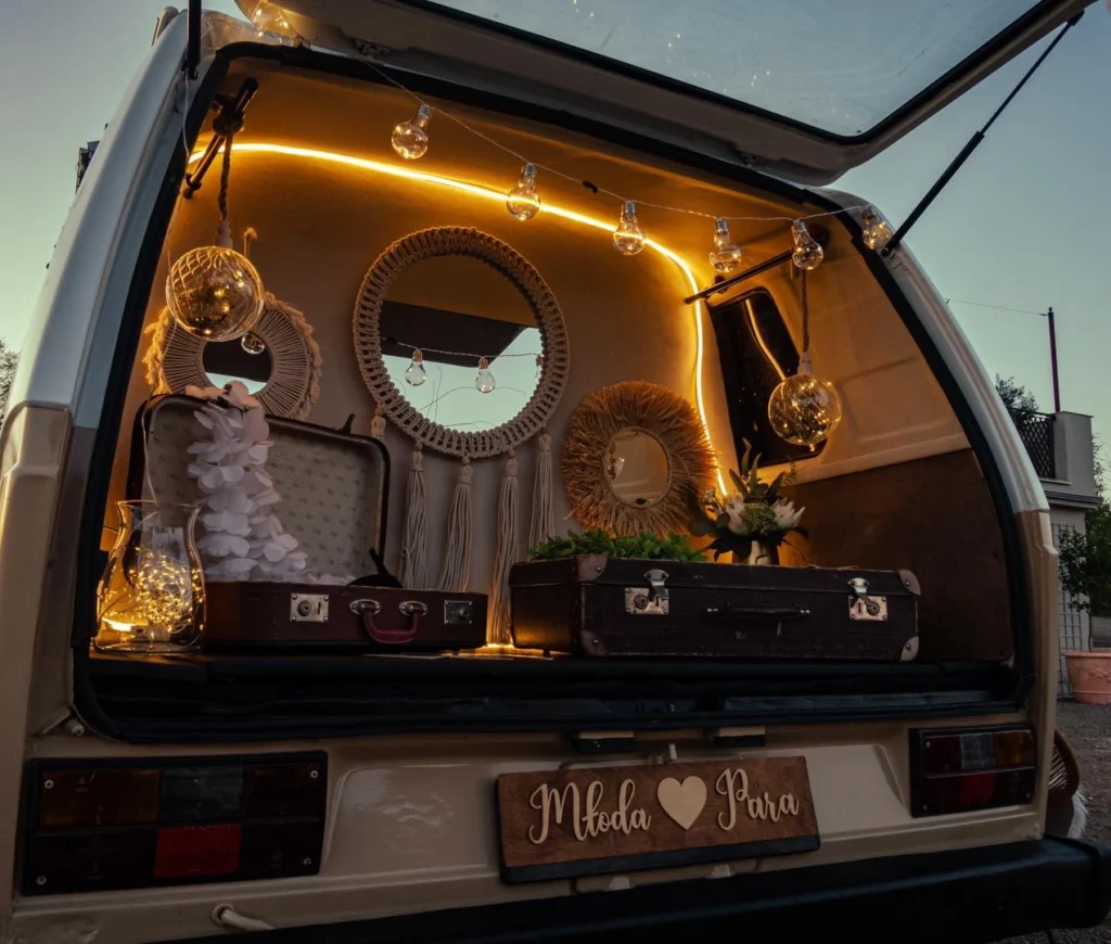 Rustykalny fotobus w naturalnej aranżacji
