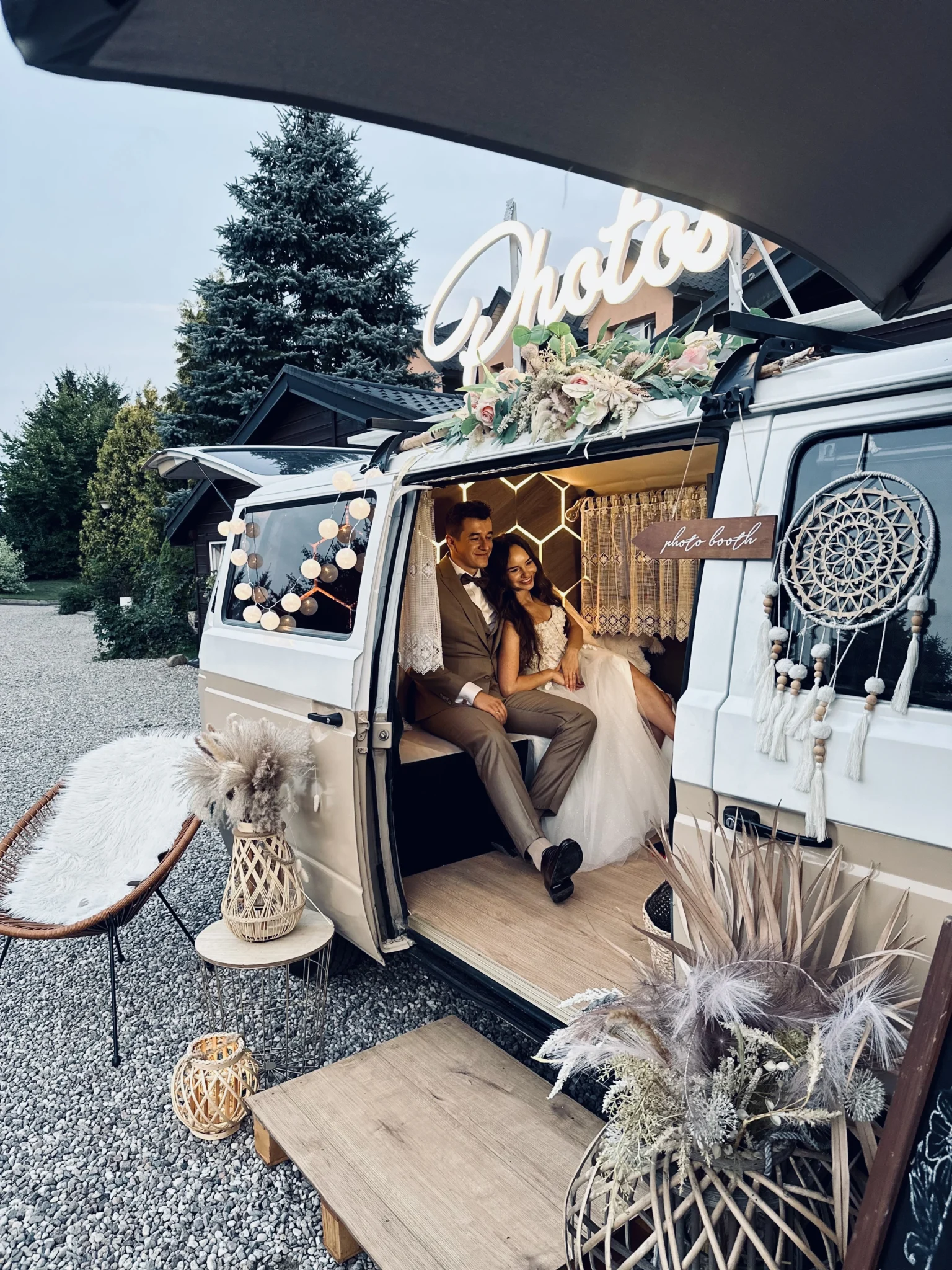 Fotobus w stylu rustykalnym na przyjęciu plenerowym