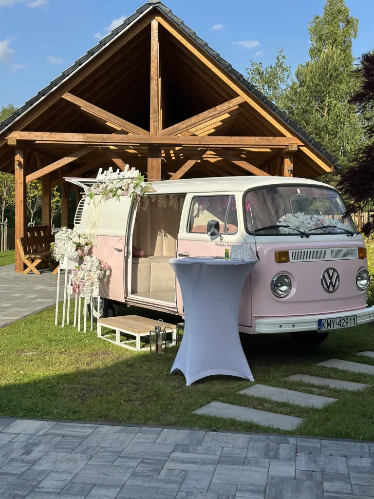 Różowy fotobus Rose w romantycznej aranżacji