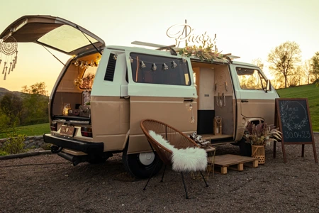 Rustic Fotobus w rustykalnej aranżacji weselnej
